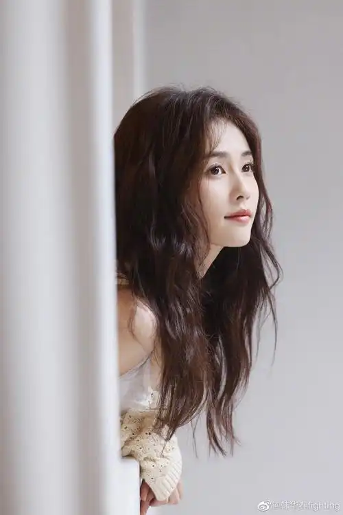 刚刚,白鹿晒出一组照片,这穿搭真的好美呀!__财经头条