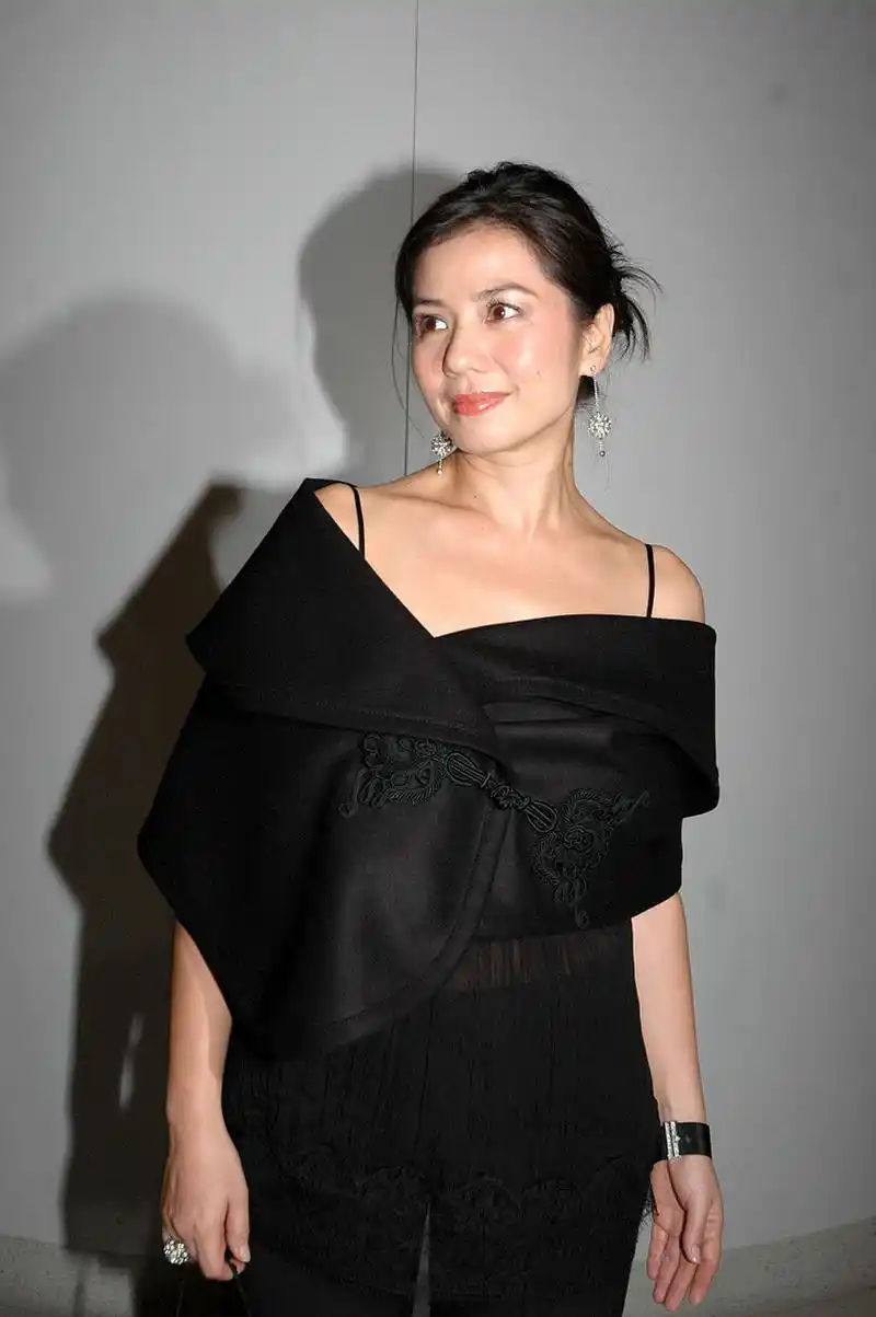 钟楚红是昔日的中国香港女演员,被誉为香港第一美女.