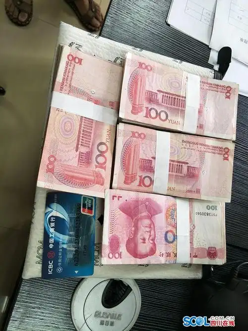 泸州"的哥"拾金不昧 4万现金失而复得