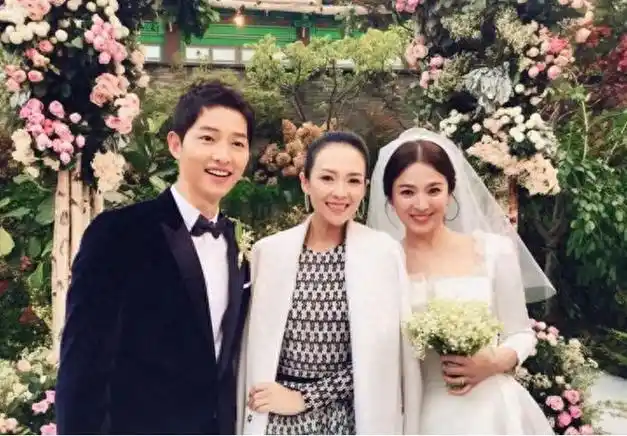 宋仲基老婆产后首露面身材纤细不像宝妈站在老公旁边小鸟依人