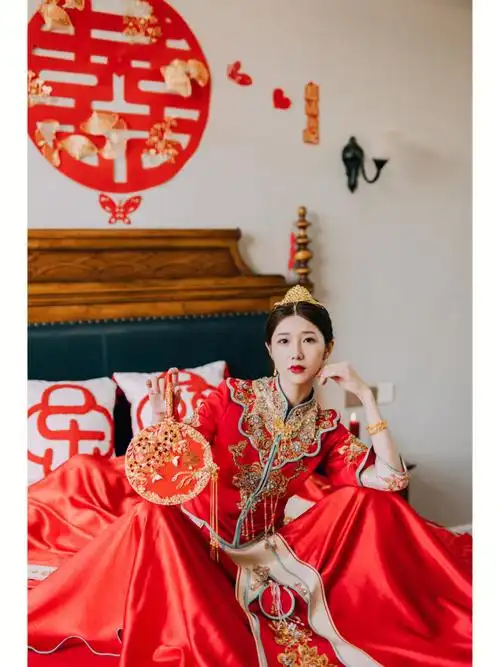 一组做作的秀禾照摆拍