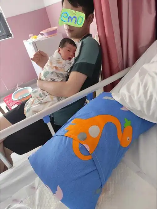 小小人儿在爸爸怀里安全感满满