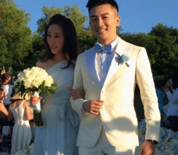 她是48岁苏有朋的妻子,结婚17年如此低调,长相不比明星差