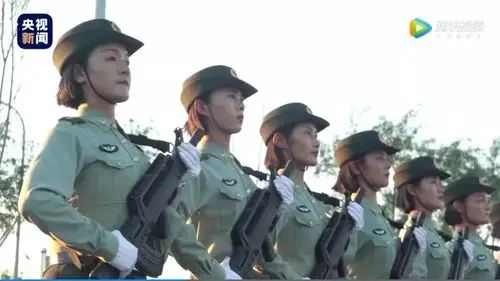 女兵方队参阅官兵吕雪 :"白衣天使"也可以当尖兵