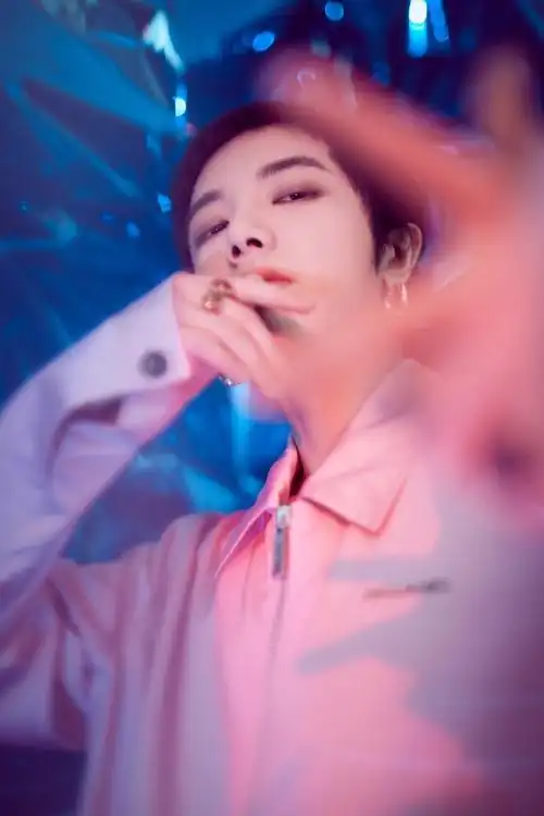 今晚@华晨宇yu 一身粉色套装亮相音乐盛典咪咕汇,樱花少年