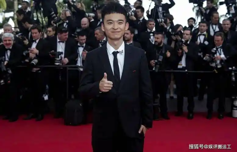 所以董子健凭借这么优越的条件,在他高二的时候就拍摄了第一部电影