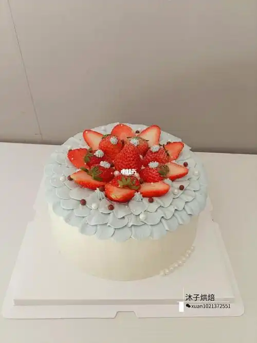草莓装饰蛋糕