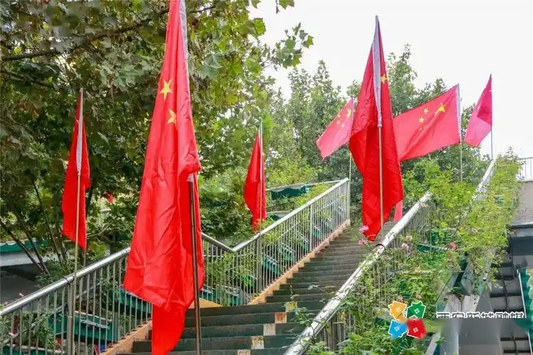 视觉新城新城区悬挂国旗庆双节街头飘扬中国红