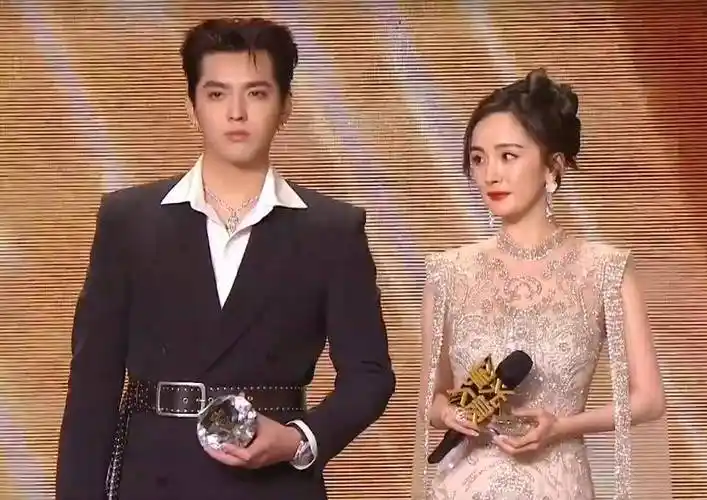 荧幕情侣都站一起,唯独这对被拆cp_杨紫_吴亦凡_杨洋