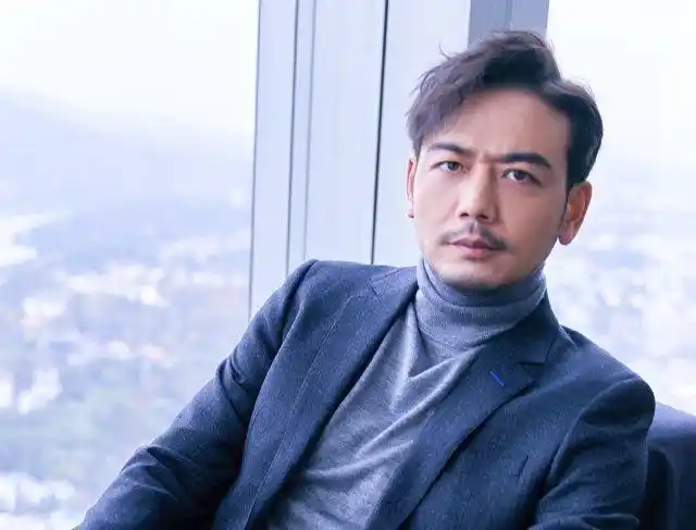 霸裁?no,是逗比,杨烁梳背头扎小辫不正经,油腻大叔在线耍宝