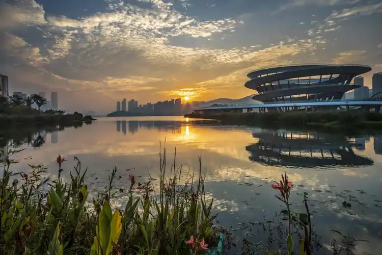 朝霞洒满梅溪湖