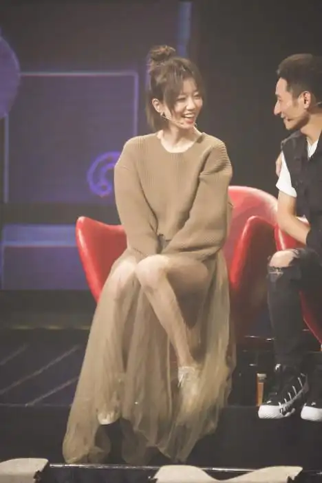 opstar于莎莎我想和你唱同款咖啡色破洞短毛衣网纱长裙套装