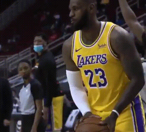 果不其然,当看到队友的欢呼庆祝时,詹姆斯就已知球进了,这装叉的手法