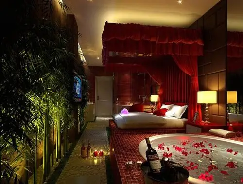 几百年都没有变过,要想你的情人快乐个人觉得把房间装饰的浪漫一些,两