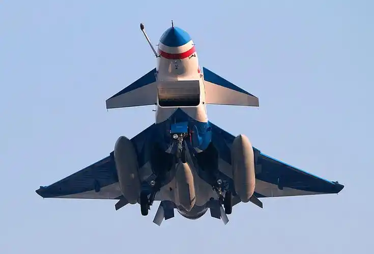 中国歼-10战斗机夕阳中霸气展示雄风