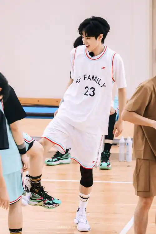 校园里有这样的篮球队长我会在看台喊破嗓子91@时代少年团-刘耀文