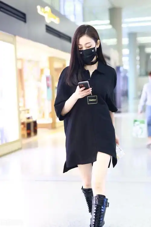 张天爱人美又会穿黑色连衣裙配长靴飒酷时尚大长腿白到发光