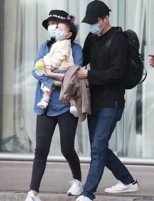 赵又廷高圆圆陪爱女骑单车一家三口享天伦之乐温情满满