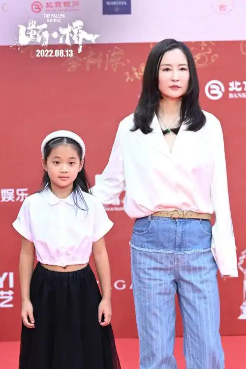 梅婷10岁女儿再演电影,搭档宋佳赵又廷等演技派,大合照站位抢镜