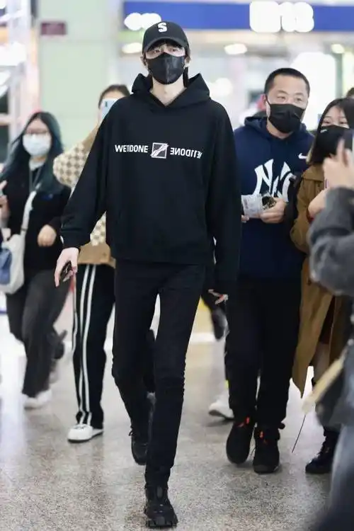 刘宇宁黑色连帽卫衣搭牛仔裤 全身all black走暗黑风_帅好_新剧_成都