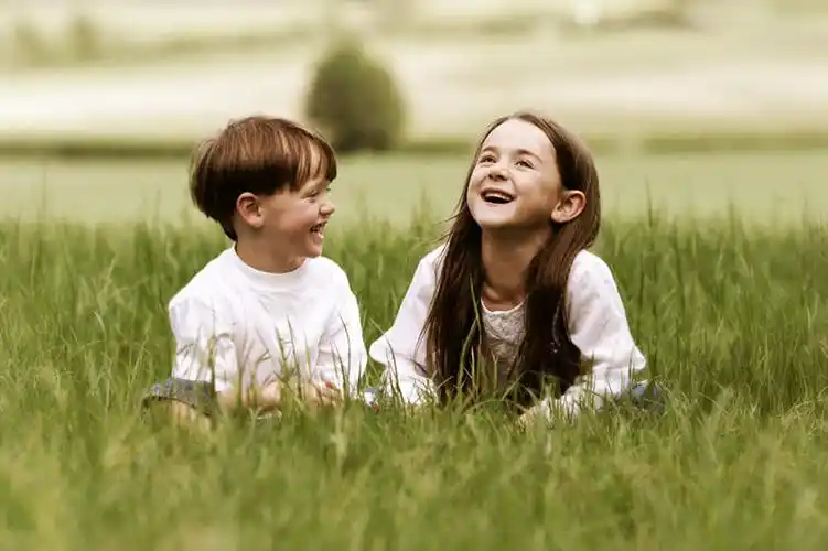 朦胧,模糊,光线,影子,扭头,注视,休闲装,草,小孩,衣服,绿色,白色,阳光