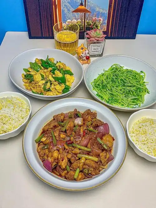 两人食下饭菜家庭版鸡公煲尖椒炒鸡蛋