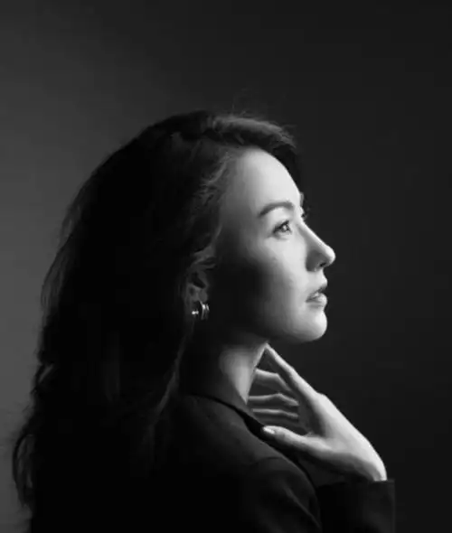 欧阳娜娜的侧面,常常被问是不是女明星的最虐的一个.