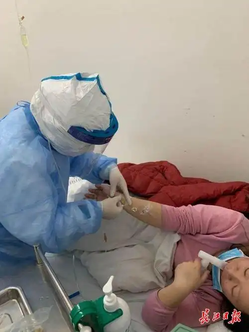 乐婷在为病人打针治疗