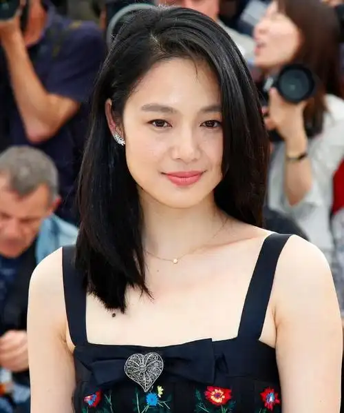 姜文一家四口罕同框俩儿子颜值好普通46岁周韵断崖衰老不敢认