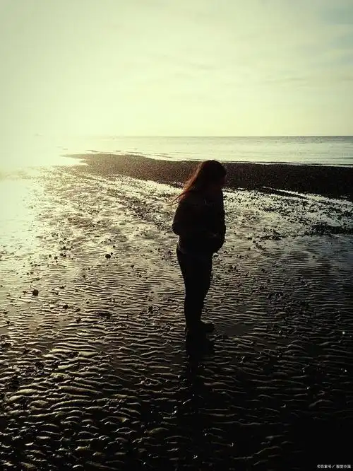 男生弃学业照顾女友6年,求婚前偷听到她的心里话,哭着转身离去