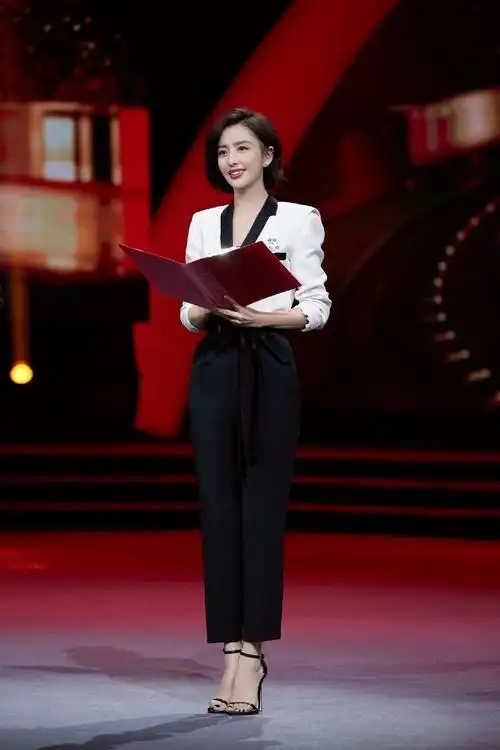 摩登,帅气内穿黑色的波点连体裤,外搭黑色的西装,将佟丽娅衬托得帅气