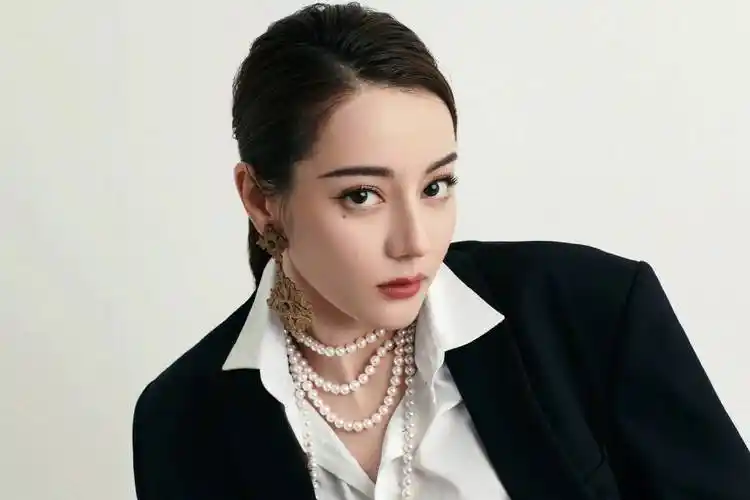 迪丽热巴黑西装戴墨镜超酷飒红唇吸睛女王范十足