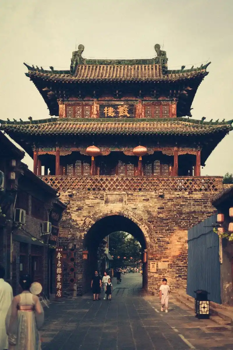 日常扫街,洛阳鼓楼#照片里的时光 #汉服 #历史古迹 #扫街 - 抖音