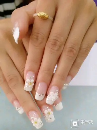 方圆形白色法式雕花喜欢就赞个呗!美甲图片