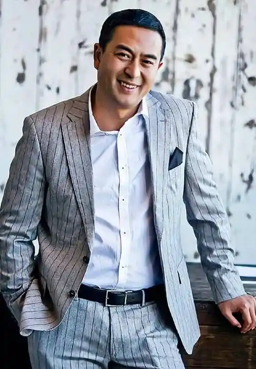 最喜欢的男演员之一,张嘉译的笑容太有感染力_陕西省_玫瑰_强直性