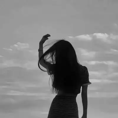 女图背影唯美头像黑白