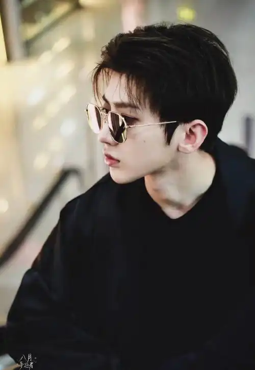 不经意间一个扶眼镜的动作,也完全让人瞬间心动了@蔡徐坤