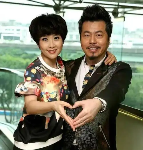 寇乃馨回台湾探亲和丈夫黄国伦直播卖货每月收入4600万