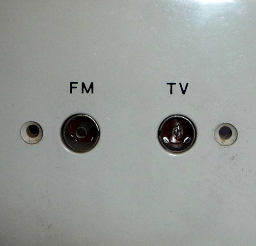 展开全部 普通电视天线或fm的rf式接口