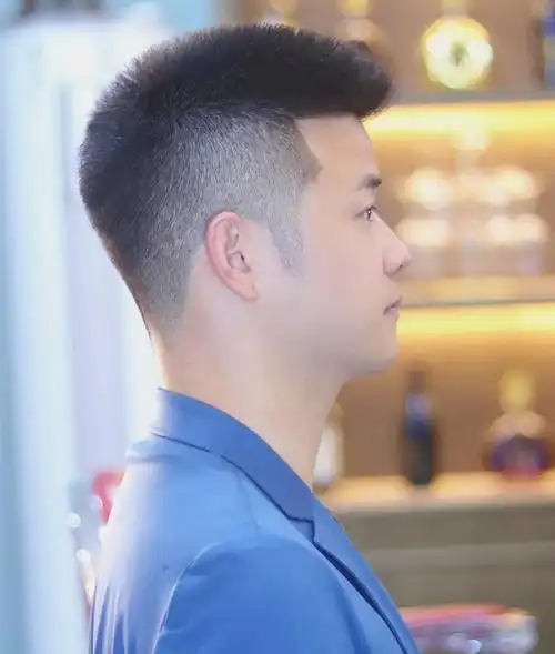 发型基本上都是两边铲青或者剪短剪薄,只有顶部稍微留长,做出各式各样