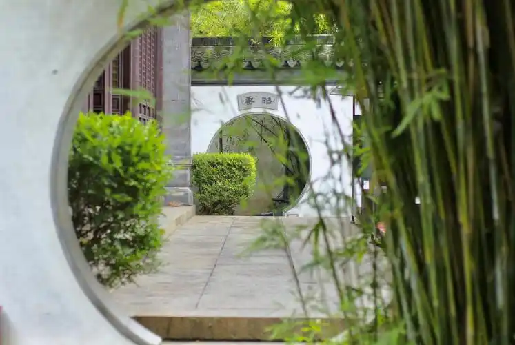 东西两侧皆有圆洞门,门匾书有"昭垂"和"脉承",走入西门可见一方小花园