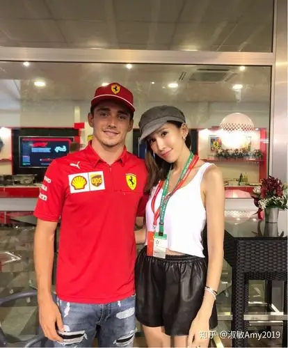 林志颖携妻子看f1赛事身高172cm的陈若仪身材气质像超模好美