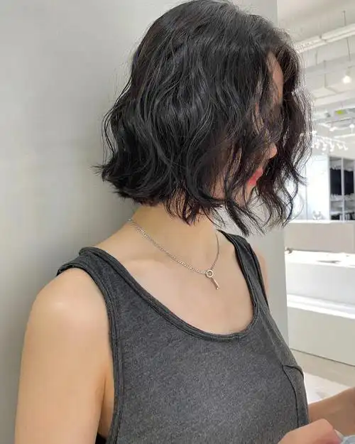 让头发看起来蓬松所以烫发的时候 整个卷发的发尾全部外翻就很日系