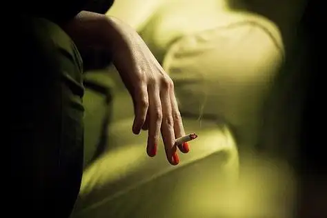 非主流伤感图片 抽烟的个性女人