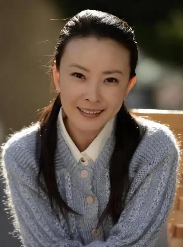 她的前任是张嘉译?