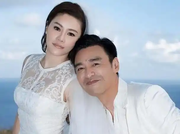 范姜为了帮助钟镇涛,卖掉自己的房子,车子,所有的珠宝首饰,凑出来几百