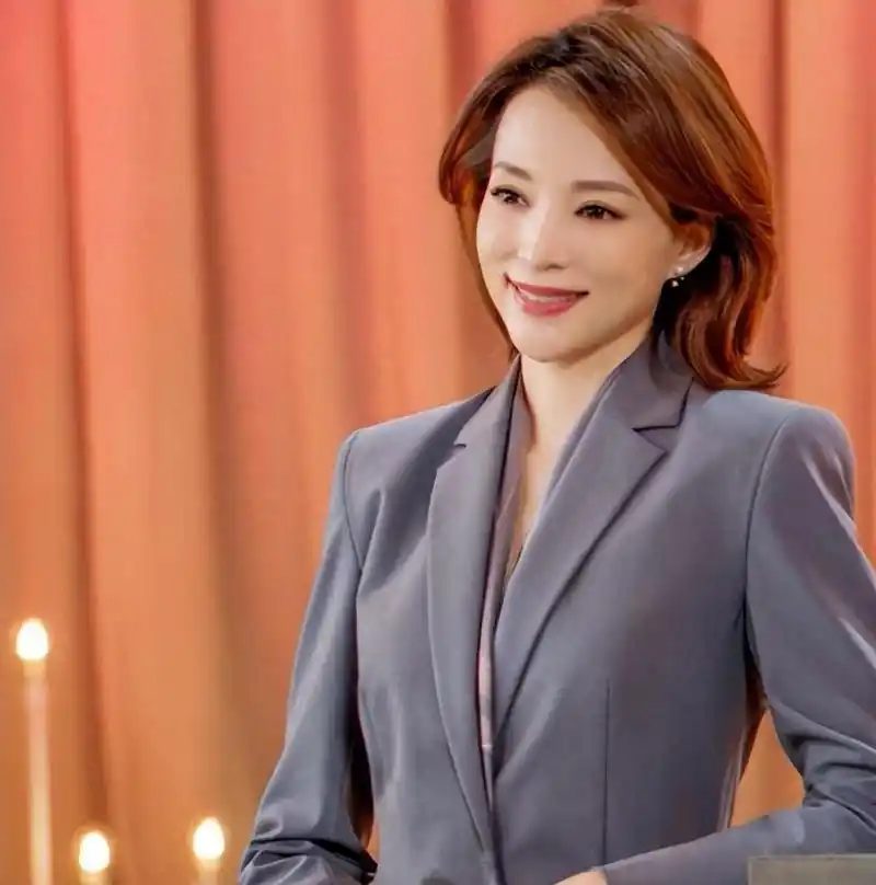 50岁董卿携10岁儿子看展,素面朝天发型凌乱,儿子侧脸曝光像妈妈