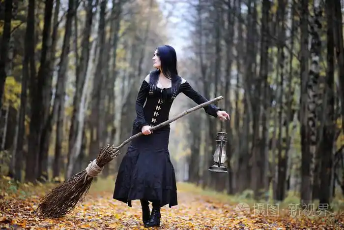 在森林里穿女巫套装的女人