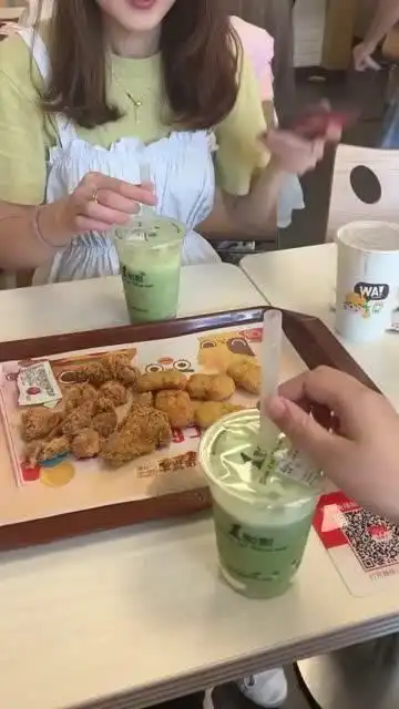 和闺蜜一起喝奶茶非得给我整个仪式感作