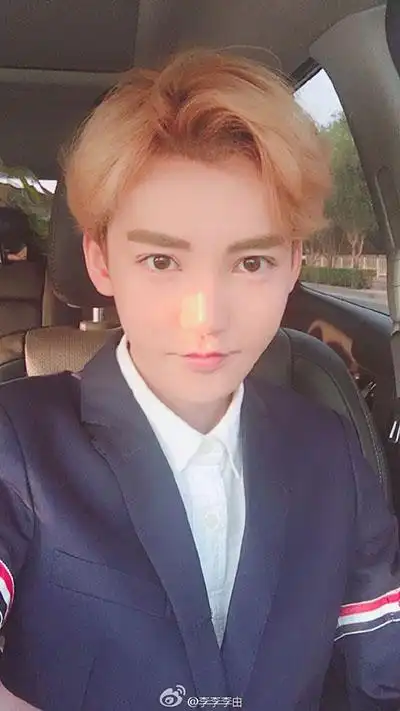 疑似快手网红李由整容前的照片也被网友们翻了出来,疑似李由整容恢复